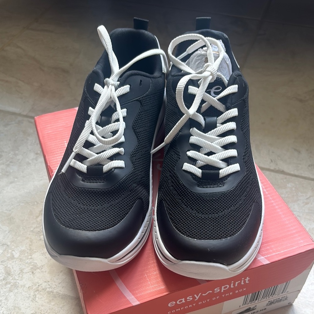 Easy Spirit Denise Austin Pollie2-HS Sneakers Black and White Size 7.5